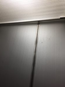 エレベータ傷