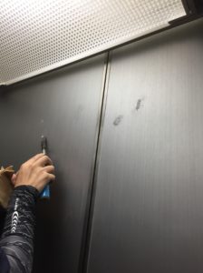 エレベータ傷補修